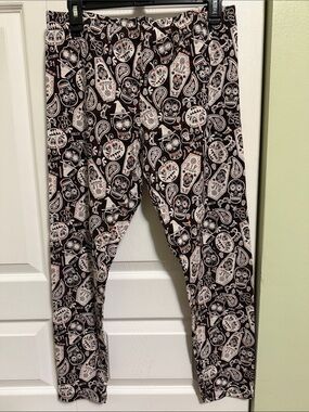 No Boundaries Black & White Sugar Skull Waistband Leggings